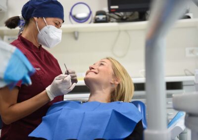 Dottoressa Angela Profeta con paziente sorridente - Studio Dentistico Dottor Boglioni