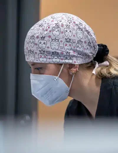 Dottoressa Chiara Gisolo durante una operazione