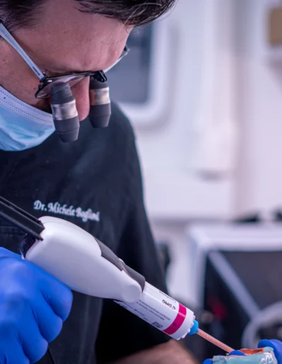 Dottor Michele Boglioni mentre che prepara un mockup per delle faccette dentali