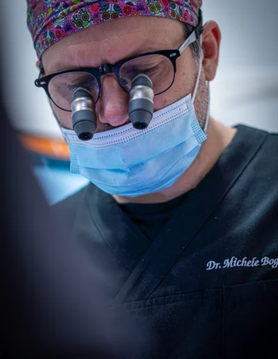 Dottor Michele Boglioni mentre opera un paziente