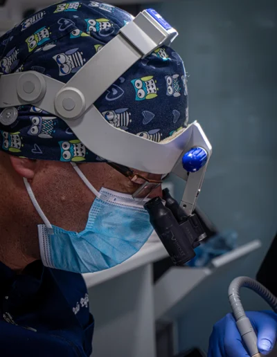 Dottor Paolo Pagliardi durante un'operazione chirurgica