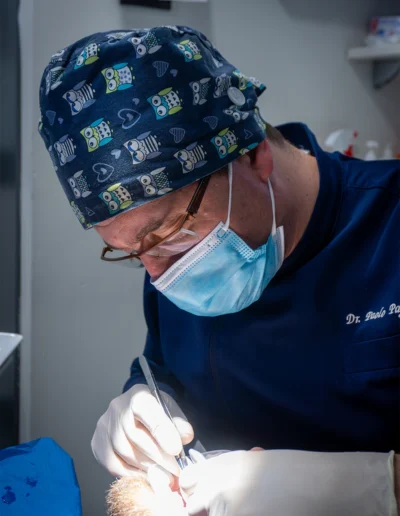 Dottor Paolo Pagliardi - Dentista - che lavora su un paziente