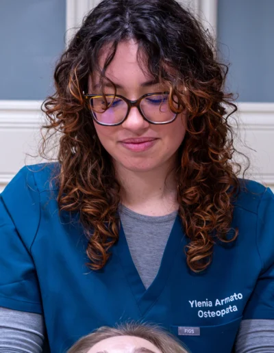 Dottoressa Ylenia Armato - Osteopata - con paziente