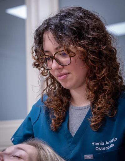 Dottoressa Ylenia Armato - Osteopata - che cura una paziente