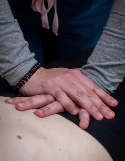 Osteopata che tratta l'addome di una paziente