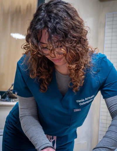 Dottoressa Ylenia Armato - Osteopata - mentre tratta un paziente