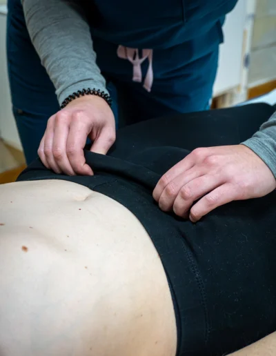 Osteopata che tratta l'addome di una paziente