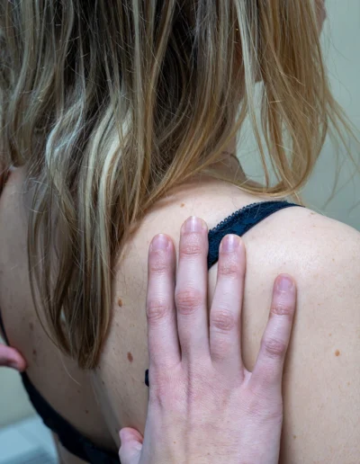 Osteopata che tratta le spalle di una paziente